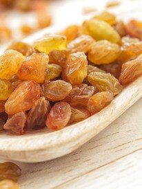 সোনালি না কালো কিশমিশ, ত্বক, চুল থেকে লিভার ভাল রাখতে কোনটা খাবেন?