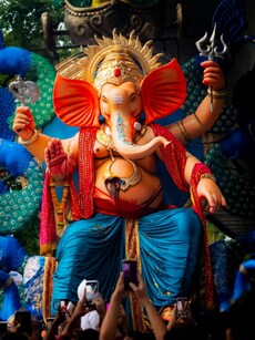 10 Auspicious Colours to Wear on Ganesh Chaturthi 2025
