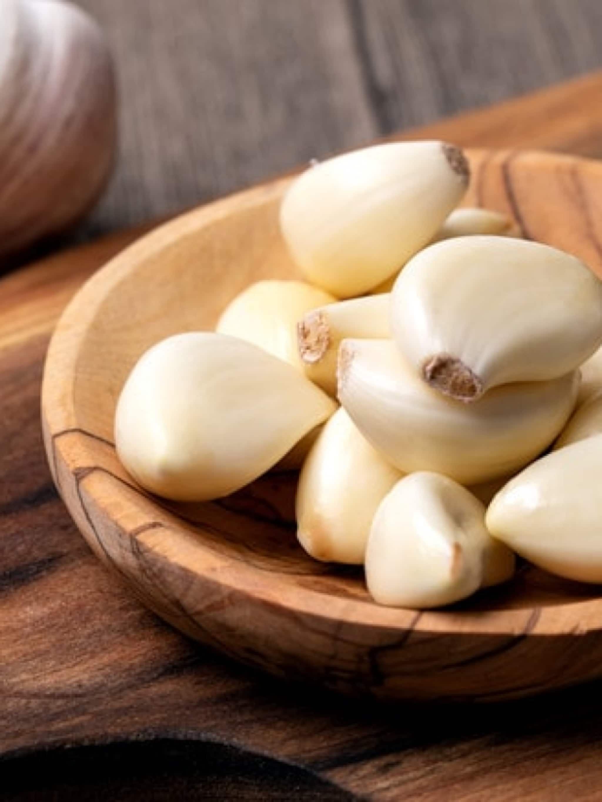 रोज सकाळी रिकाम्यापोटी लसूण खाल्ल्याने काय होतं?