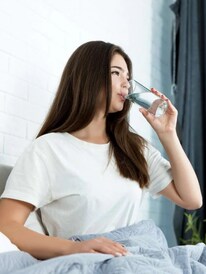 Drinking Water : सकाळी रिकाम्या पोटी पाणी कोणी पिऊ नये?