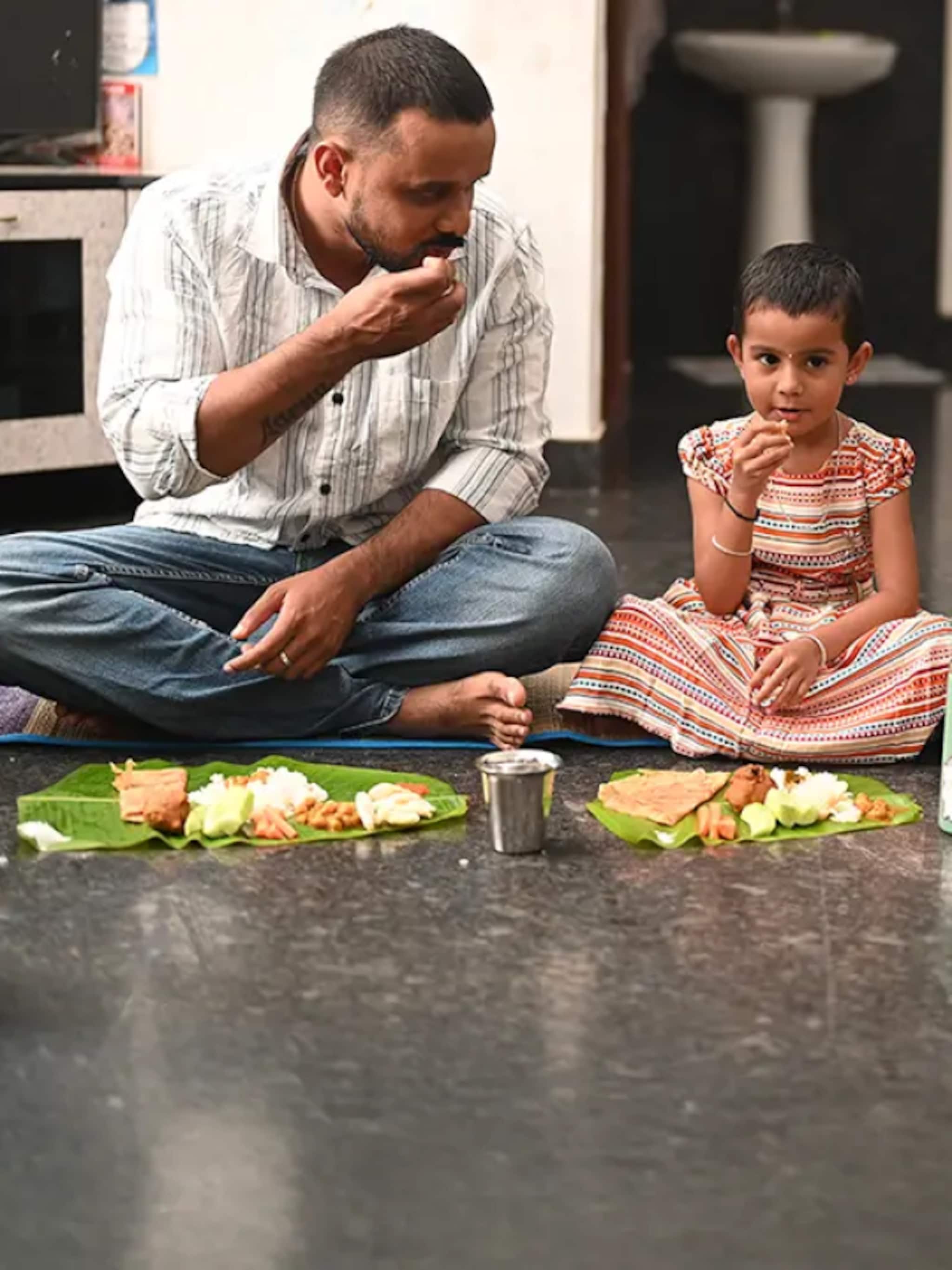 जमिनीवर बसून जेवल्याने काय होते?