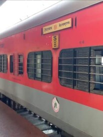 ট্রেনের টয়লেটের দরজা খুলতেই দেখলেন শুয়ে যাত্রী, উঁকি মারতেই ঘুম উড়ল সকলের! টয়লেটেও এসব?