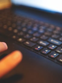 कीबोर्डवरील F आणि J बटणांवर का असते अशी खून?