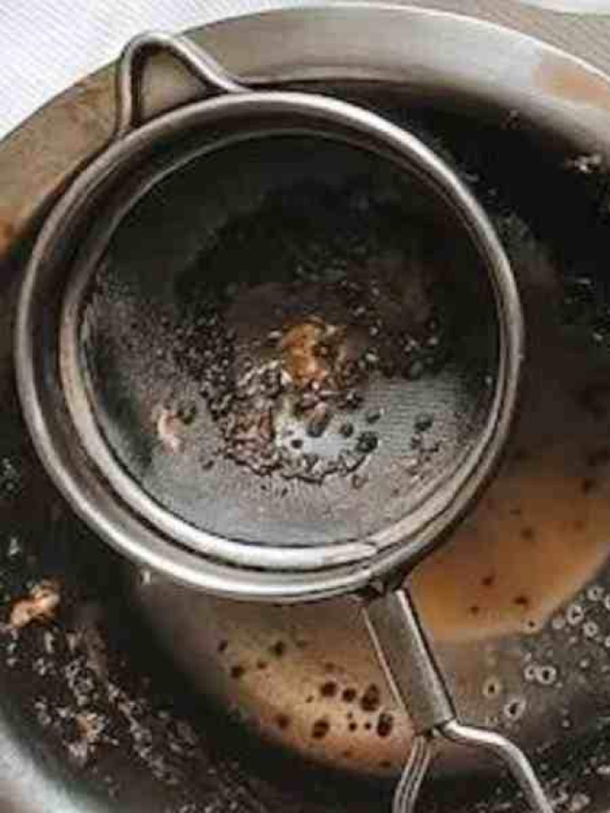 রান্নাঘরের ছোট এই ভুলে নষ্ট হয় চা ছাঁকনি!