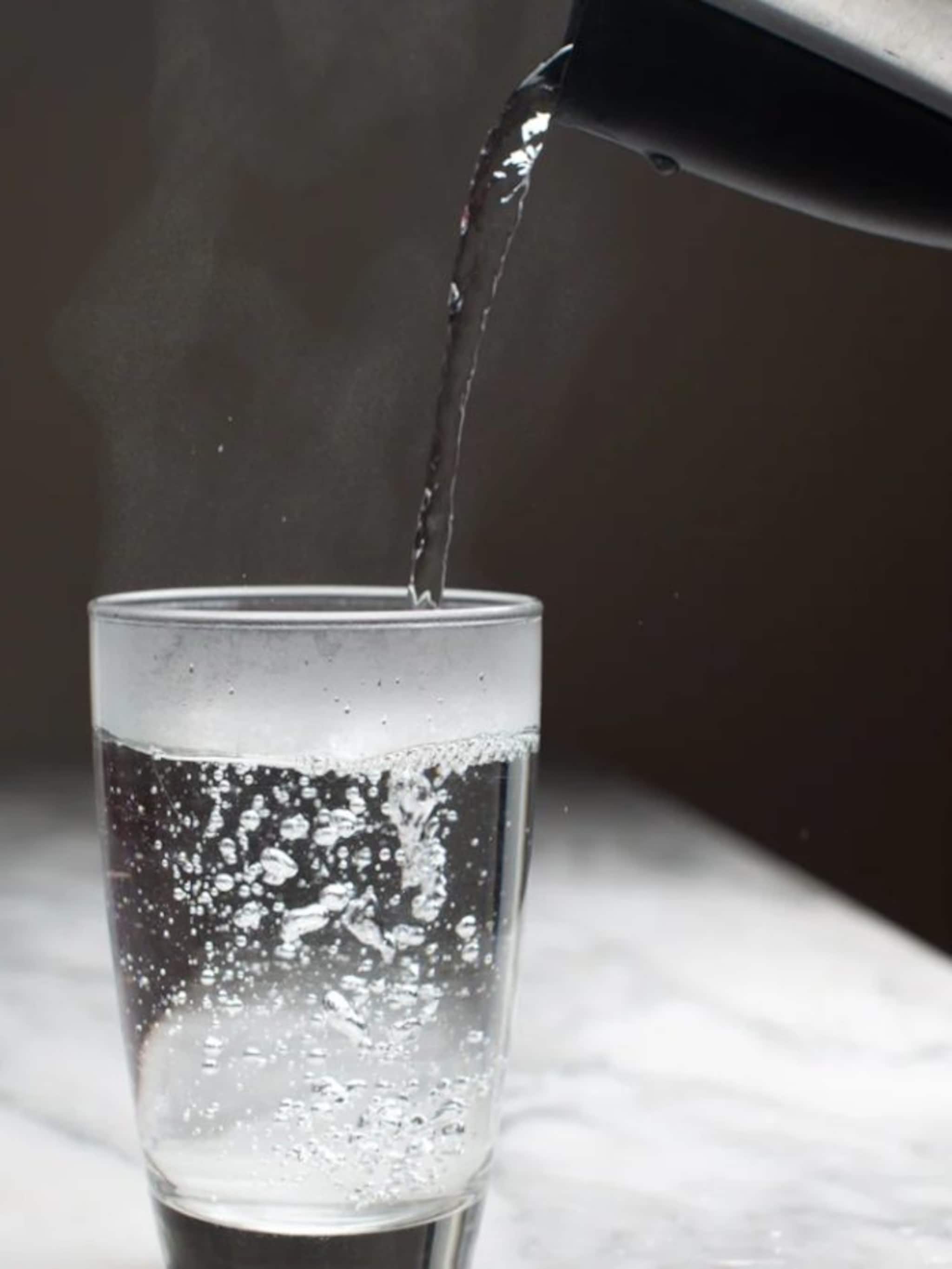 শীতের দিনে গরম জল খেলে শরীরে কী হয়?