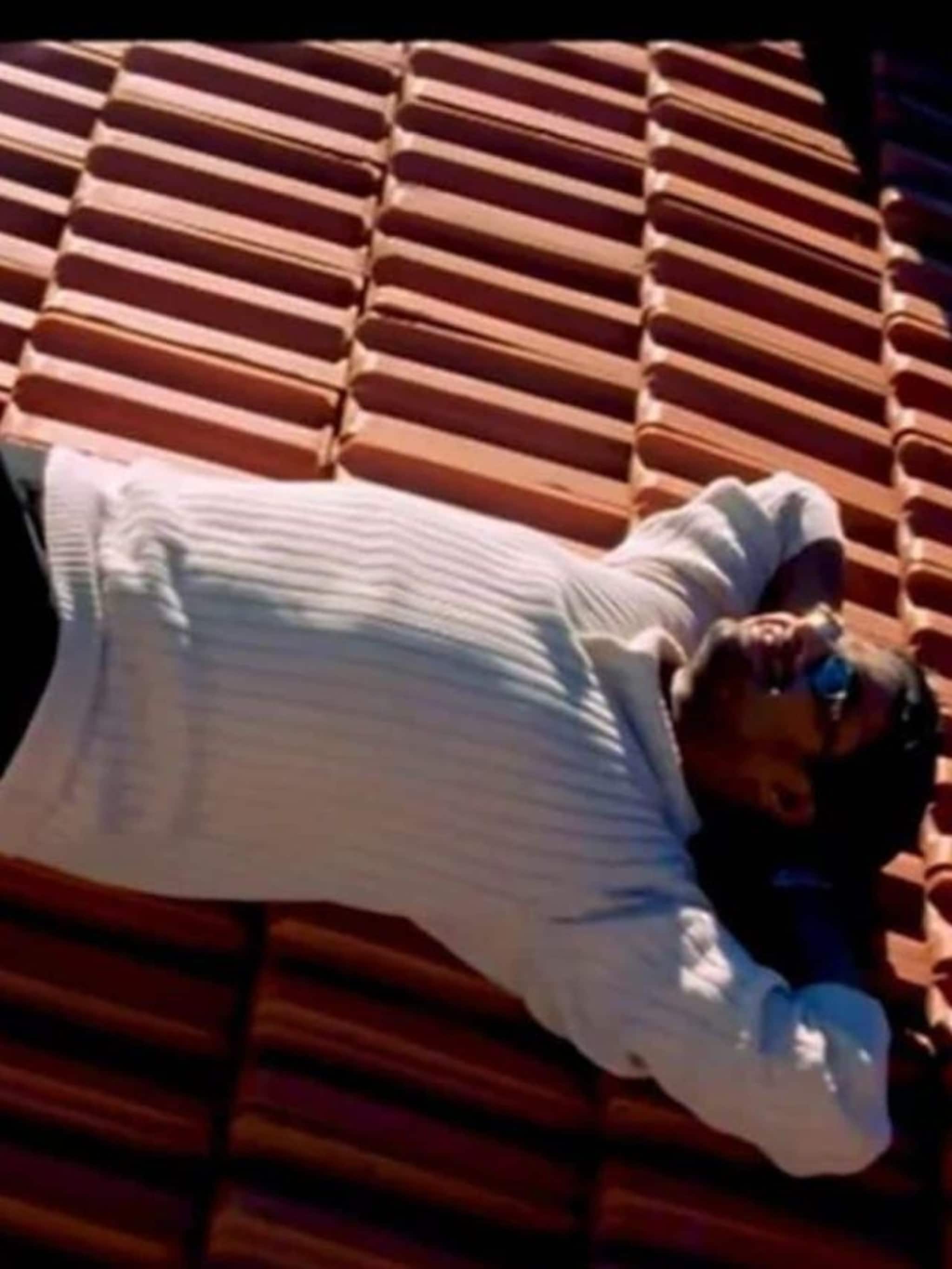 শিক্ষকতা করতে গিয়ে ছাত্রীর সম্পর্ক, বিয়ে! চিনতে পারছেন অভিনেতাকে?